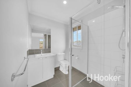 Family House with a Nice Layout in Point Cook for Lease! - Photo 2