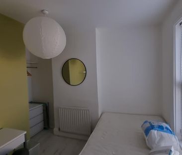 4 bedroom terraced house to rent - Photo 5
