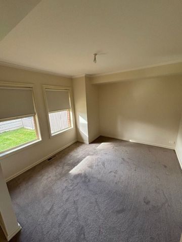 Freshly Updated, 3 Bedroom, 2 Bathroom - Photo 4