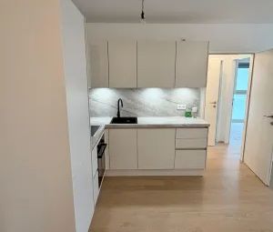 Exklusive 2-Zimmer-Erstbezugswohnung im obersten Geschoss | Erstbezug | Weitblick | Südwest-Balkon | Deckenkühlung und -heizung & elektrische Außenjalousien - Photo 2