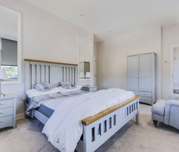 3 bedroom flat to rent - Photo 4