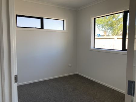 Modern Three bedroom home! - Photo 3