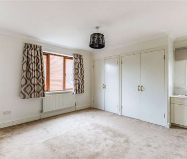 Spacious four bedroom detached house positioned within a desirable ... - Photo 4