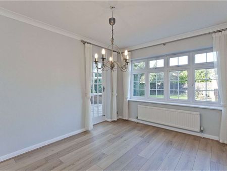 A four bedroom detached family home set in a quiet cul de sac just 1.3 miles from Oxshott station. - Photo 5