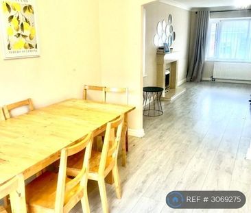 4 bedroom detached house to rent - Photo 2