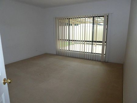Large 2 bedroom house in East Bairnsdale - Photo 3