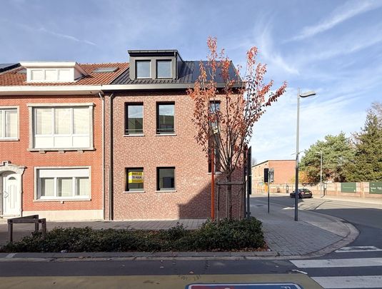 Lichtrijk gelijkvloers nieuwbouwappartement met één slaapkamer en terras - Photo 1