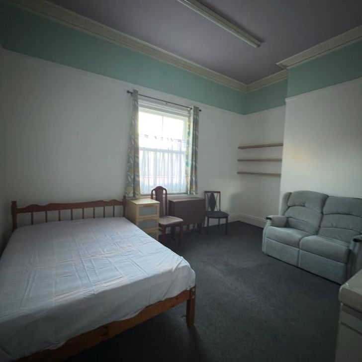 Room in a Shared House, Regent Road, LE1 - Photo 1