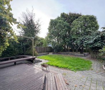 Family home opposite a beautiful park - Photo 4