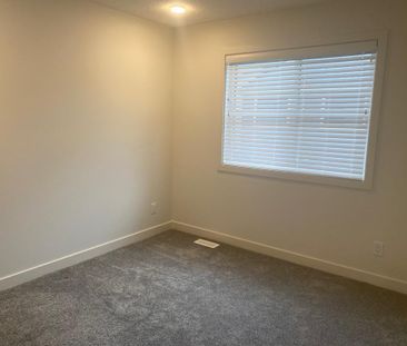 Few Years old! 3BDRMS SINGLE GARAGE TOWNHOME IN WALDEN! - Photo 2