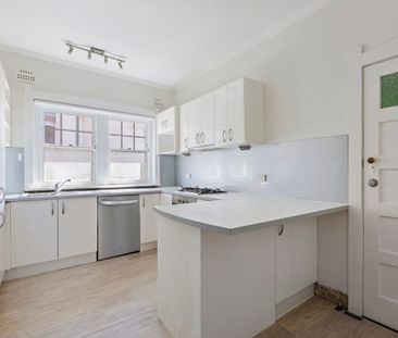 2 Bed + sunroom Art-Deco apartment with ocean glimpses - Photo 4