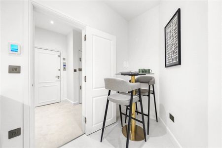 Set on one of the most prestigious addresses in the Royal Borough, this elegant top-floor apartment (with direct lift access) offers two double bedrooms overlooking the garden square, two bathrooms, and a bright rear-facing reception room. EPC rating - Photo 5