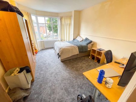 To Rent Chatsworth Road, Charminster, Bournemouth, BH8 £2,300 pcm Tenancy Info - Photo 3