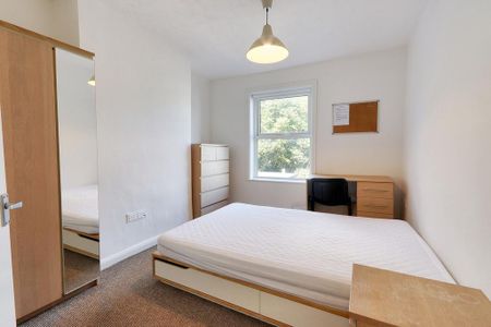 4 bedroom terraced house to rent - Photo 5