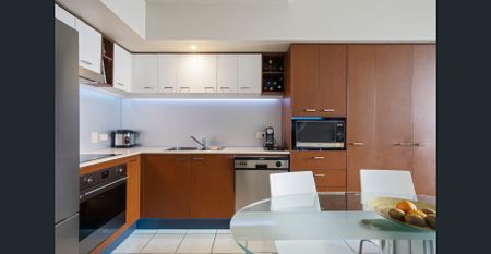 RESORT LIVING IN THE HEART OF SURFERS PARADISE! - Photo 2