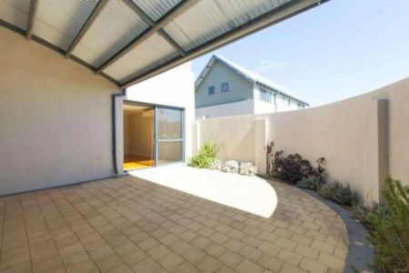 Spacious & Modern Townhouse! - Photo 3