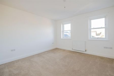 3 bed Apartment - Duplex To Let - Photo 4