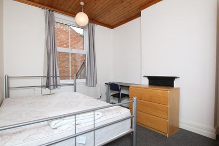 5 bedroom semi-detached house to rent - Photo 4