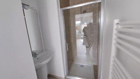 location Appartement T3 DE 66.13m² À PLAISIR - Photo 3