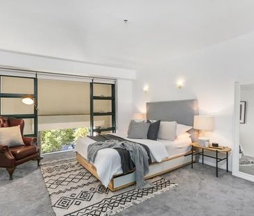 Split level warehouse style apartment with secure parking - Photo 3
