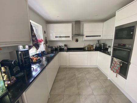 3 bedroom terraced house to rent - Photo 4