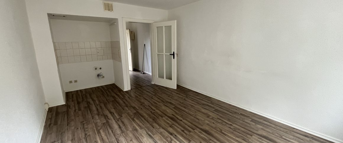 Helle Erdgeschosswohnung mit Dusche, Küche & Garderobenplatz - Foto 1
