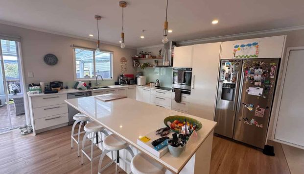 Large family home with Pool & Spa! - Photo 1