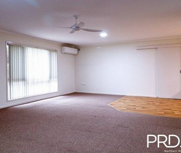 Delightfully Renovated 3 Bedroom Villa - Photo 3