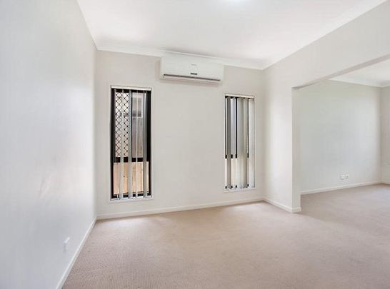 4 BEDROOM HOME WITH AIR CONDITIONING IN A QUIET STREET - Photo 1