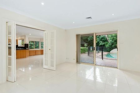 SPACIOUS EXECUTIVE HOME IN EXCLUSIVE CUL-DE-SAC - Photo 4