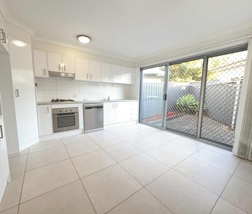 Stylish 3-Bedroom Townhouse in Prime Birmingham Gardens Location - Photo 2