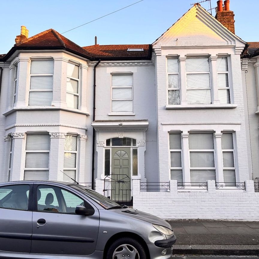Room in a Shared House, London, SW18 - Photo 1