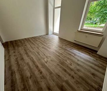 NEUES Laminat / nur Wohnzi. straßenseitig / Stellplatz ! - Foto 1