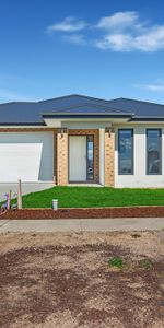 4-bedroom house in Cranbourne East! - Photo 3