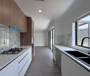 Luxe Features & Family Living - 2 Levels, Ducted Air-Con, 2.5 Bathr... - Photo 6