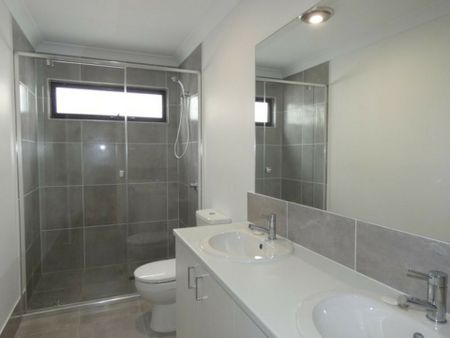 3 BEDROOM LOW MAINTENANCE TOWNHOUSE! - Photo 2