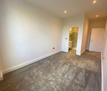 2 bedroom Flat in Lavenir, Bracknell - Photo 2