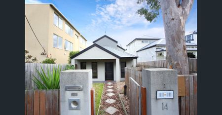 Stunning, central location with lock up garage - Photo 5