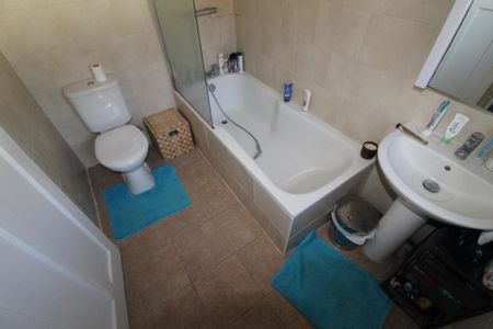 3 bedroom apartment to rent - Photo 4