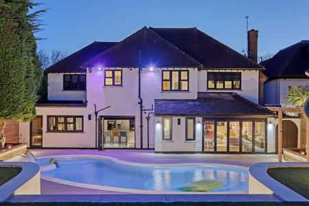 Courtland Drive, Chigwell - Photo 2