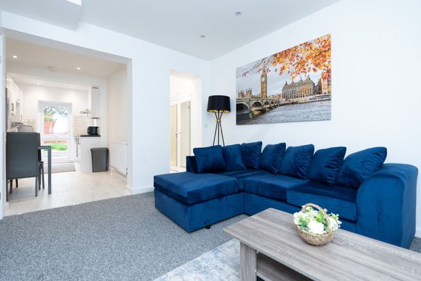 4 Bed Semi-Detached House, Albany Rd, SO15 - Photo 1