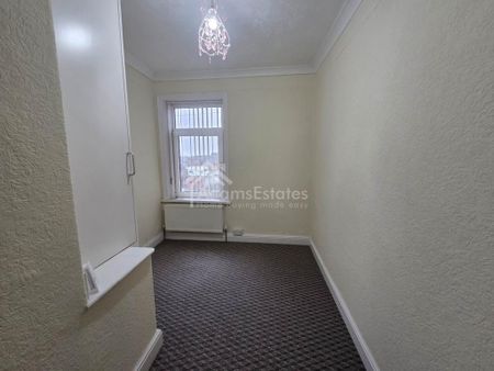 2 bedroom end of terrace house to rent - Photo 2
