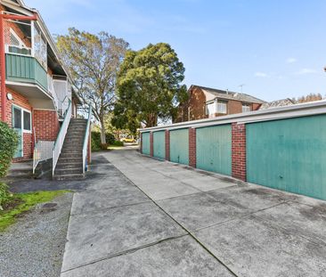 Oversized apartment in sought after location - Photo 2