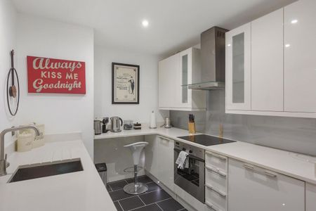 A beautiful garden apartment with bright living space and a private garden. - Photo 3
