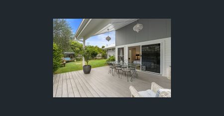 Coastal Hamptons Home – Modern Comfort by the Beach - Photo 4