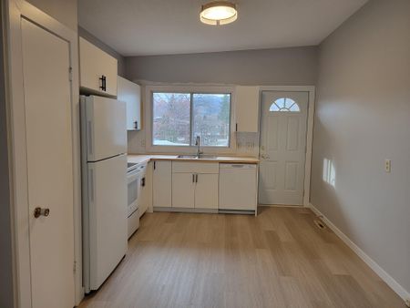 Renovated 4 Bedroom Duplex near Knox Mountain - Photo 3