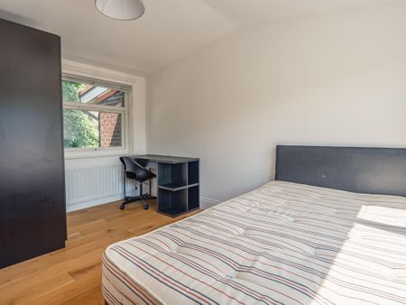 4 bedroom semi-detached house to rent - Photo 3