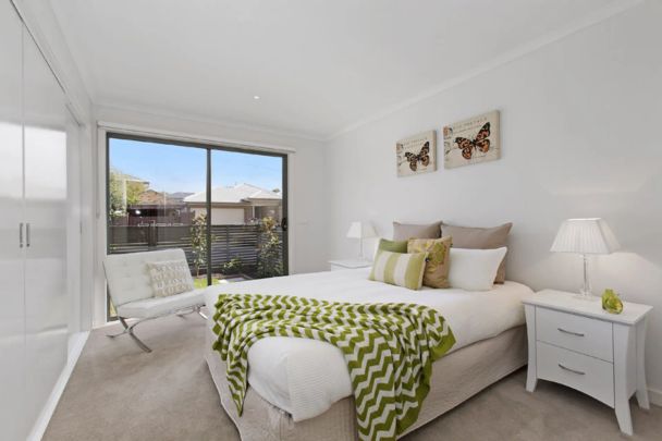 STREET FRONT PRIVATE TOWNHOUSE, WALKING DISTANCE TO SOUTHLAND! - Photo 1