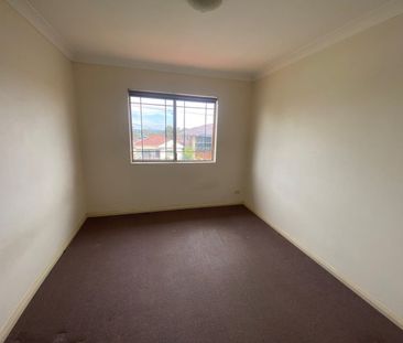 Spacious 3 Bedroom, 3 Bathroom Home Found In Quiet Block Of 4, All ... - Photo 4