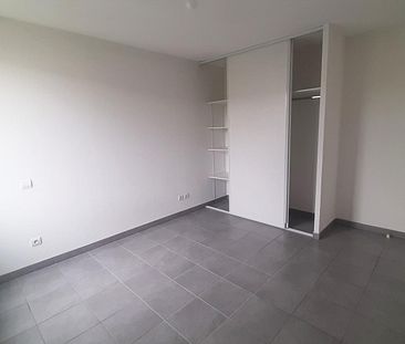 location Appartement T2 DE 42.95m² À ROQUETTES - Photo 2